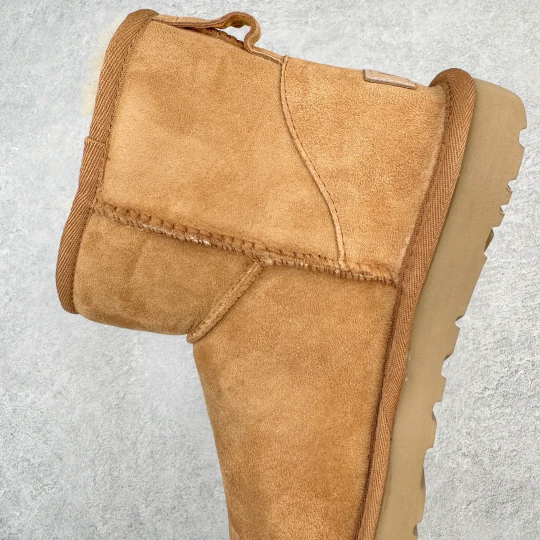 Pick up locally💰520 UGG 6222 Classic short-cut autumn and winter sheepskin and fur integrated snow boots. All shoes are made from the same factory as ZP. Longfeng A-grade Australian imported sheepskin and fur integrated men's and women's boots. Brand OEM production line. Fully follow the ZP process. OEM original pattern maker. Adhering to the principle of no original shoes and no development selection. Pay attention to every detail. The most authentic version on the market. TREADLITE "Light Wing" technology outsole. Lightweight/durable/flexible/pile size: 35 36 37 38 39 40 41 42 43 44 45 Coding: by2936070